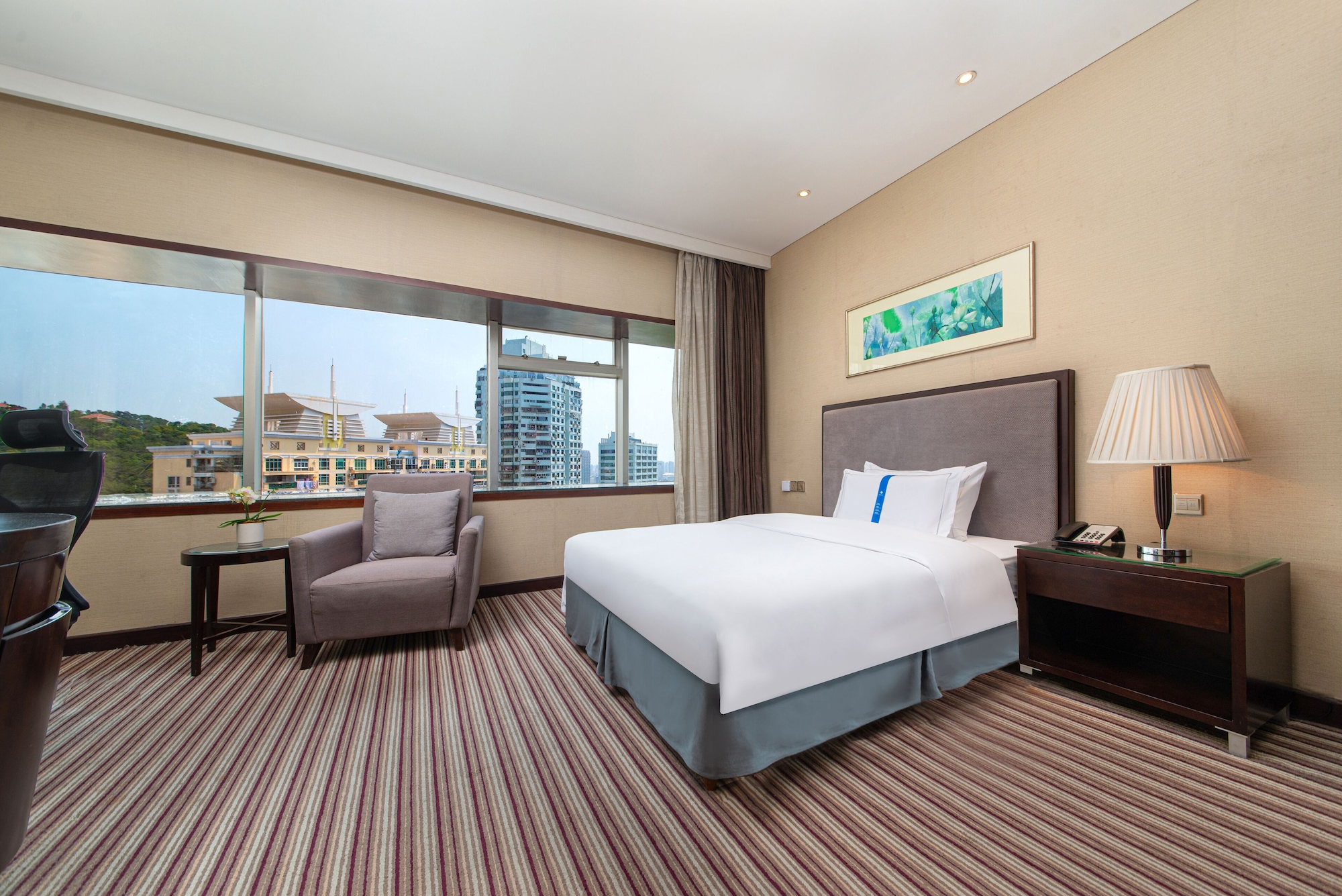 DELUXE, QUEEN BED