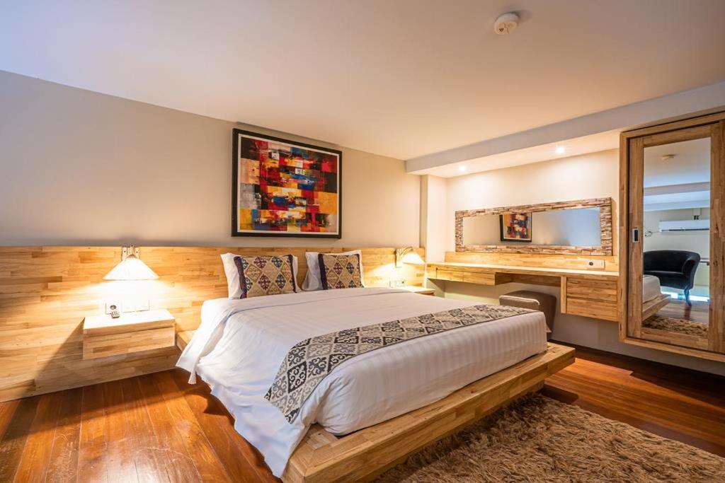 Mezzanine, Suite, King Bed, Garden View