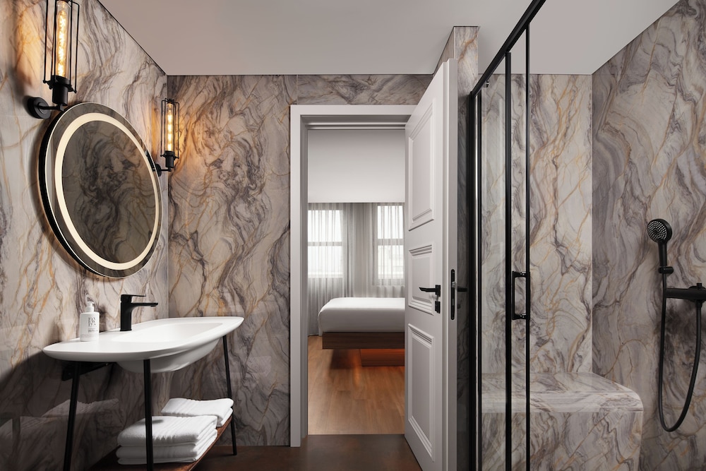 Moxy Istanbul Beyoglu 48/50