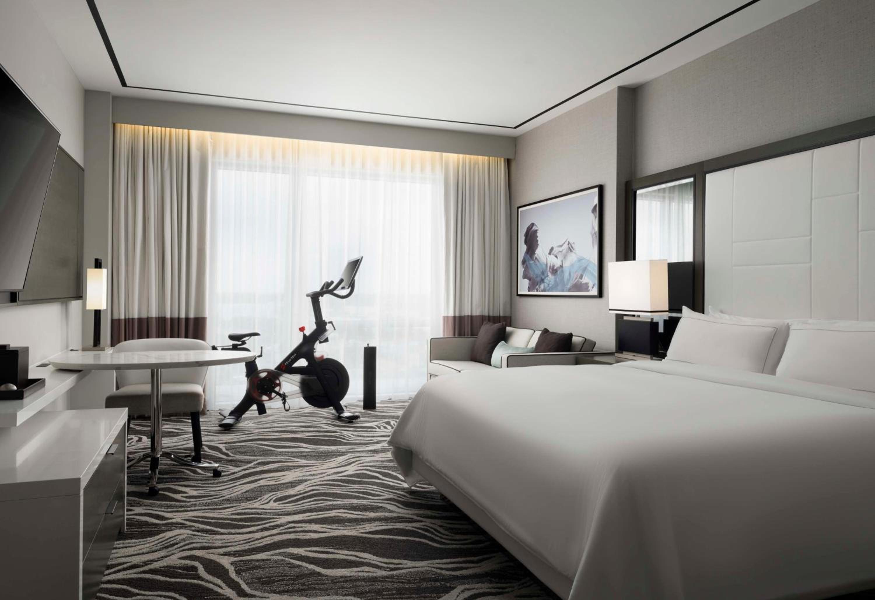 Room, King Bed, Sofa, Peloton، Hilton Aventura Miami 2/3