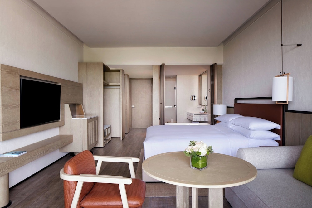 Grand, King Bed, Ocean Front، Marriott Yalong Bay 3/6