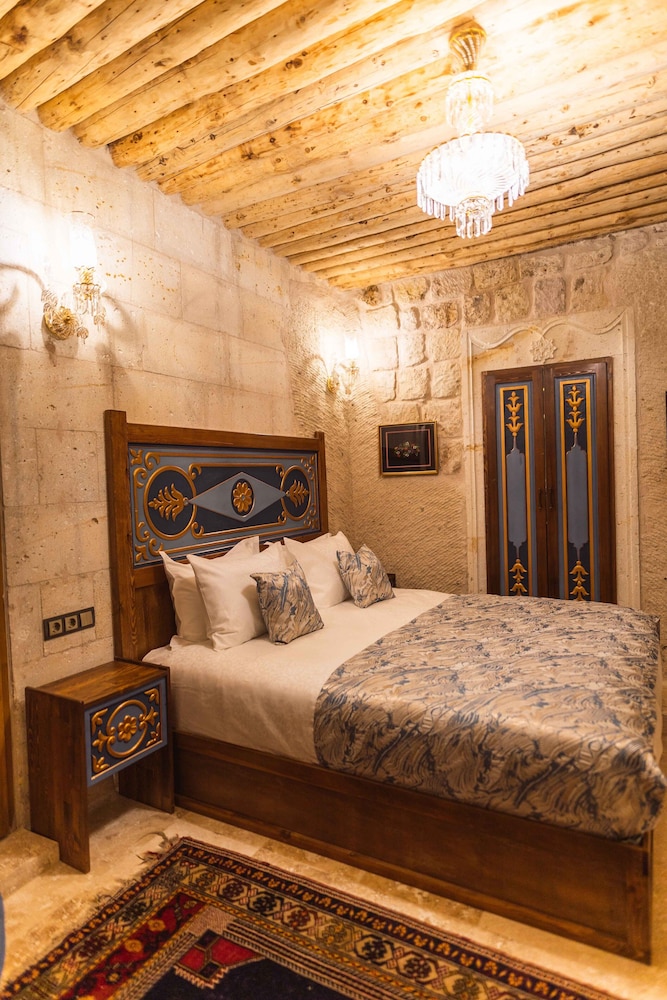 Solo Cave Suites 16/61