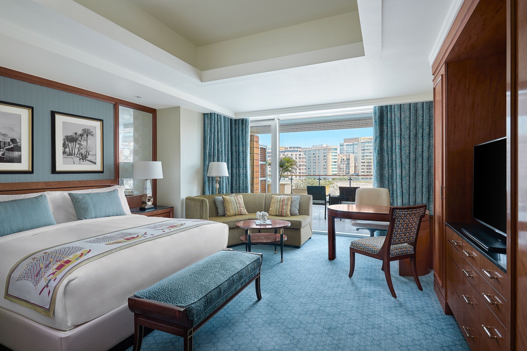 DELUXE, KING BED