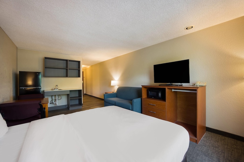 جناح بسرير كوين مع أريكة