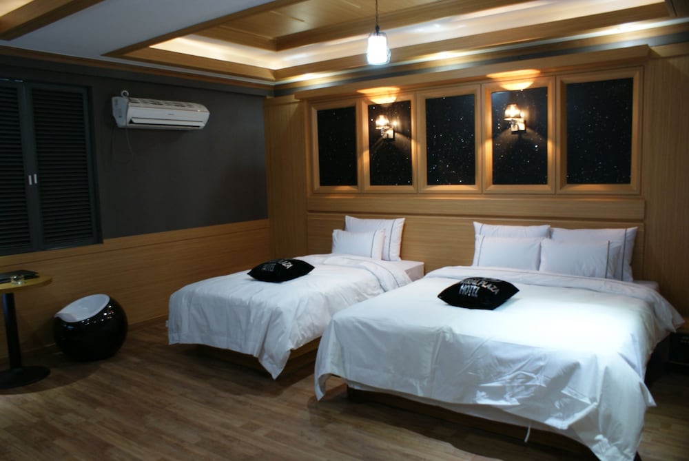 Central Plaza Hotel 17/50