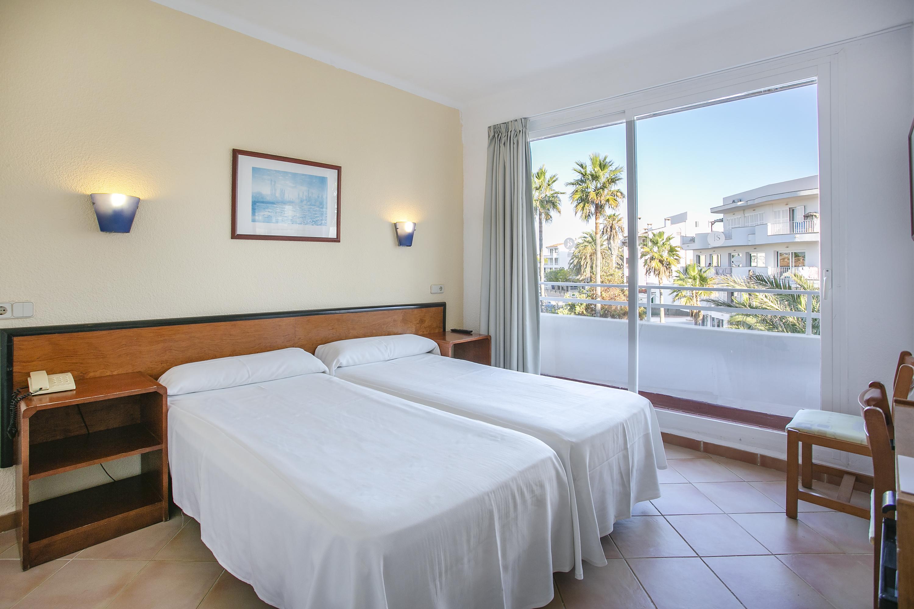 Standard, Double Bed, Balcony or Terrace