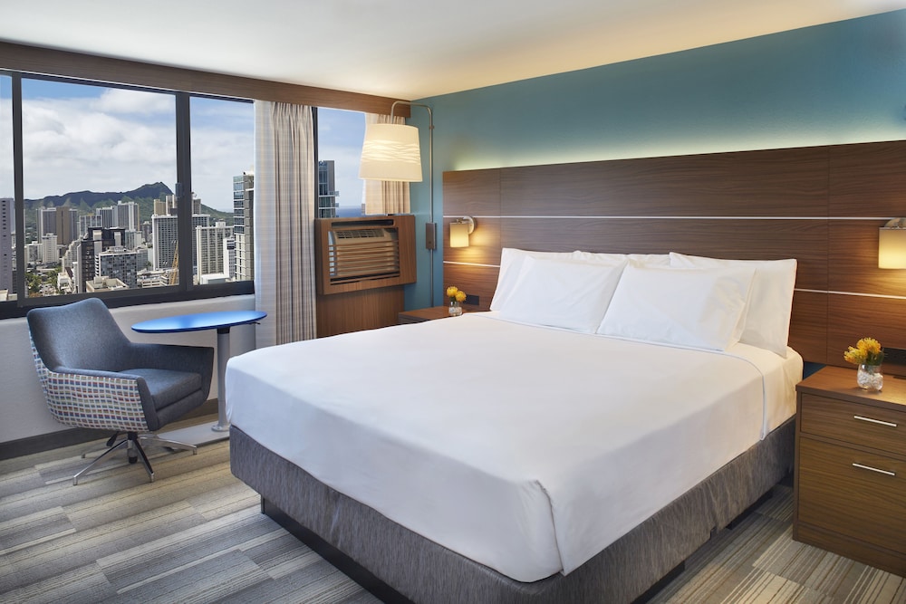 Holiday Inn Express Waikiki 24/77