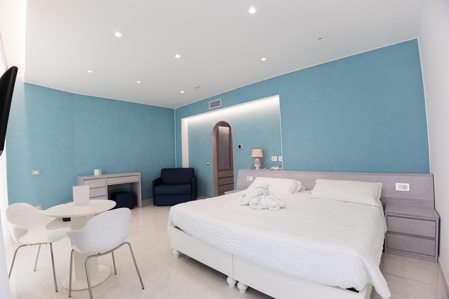 DELUXE, DOUBLE BED