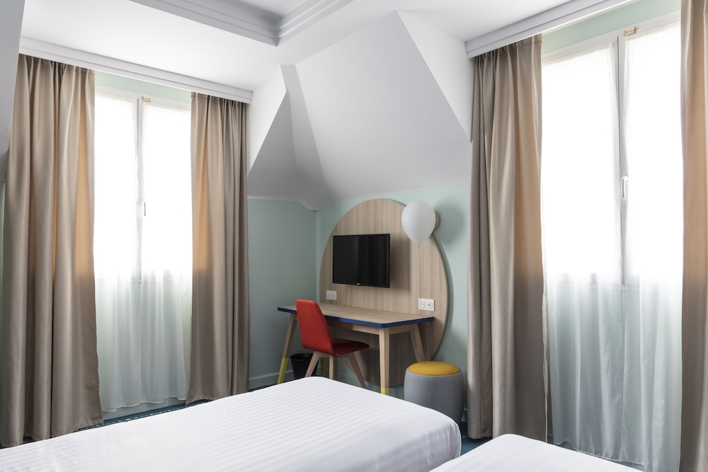 Grand Magic Hotel (ex Magic Circus) 16/86