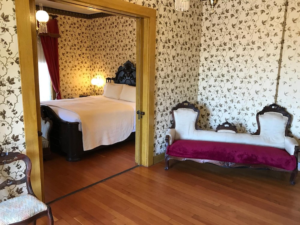 Cosmopolitan Hotel & Restaurant 17/50