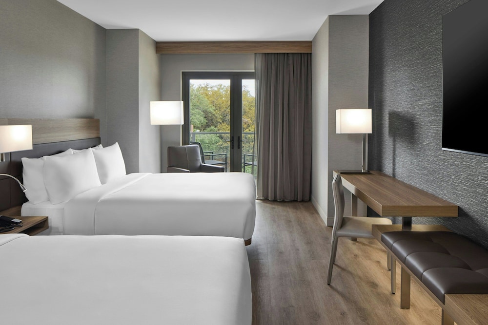 Room, 2 Queen Beds, Partial River View, Balcony