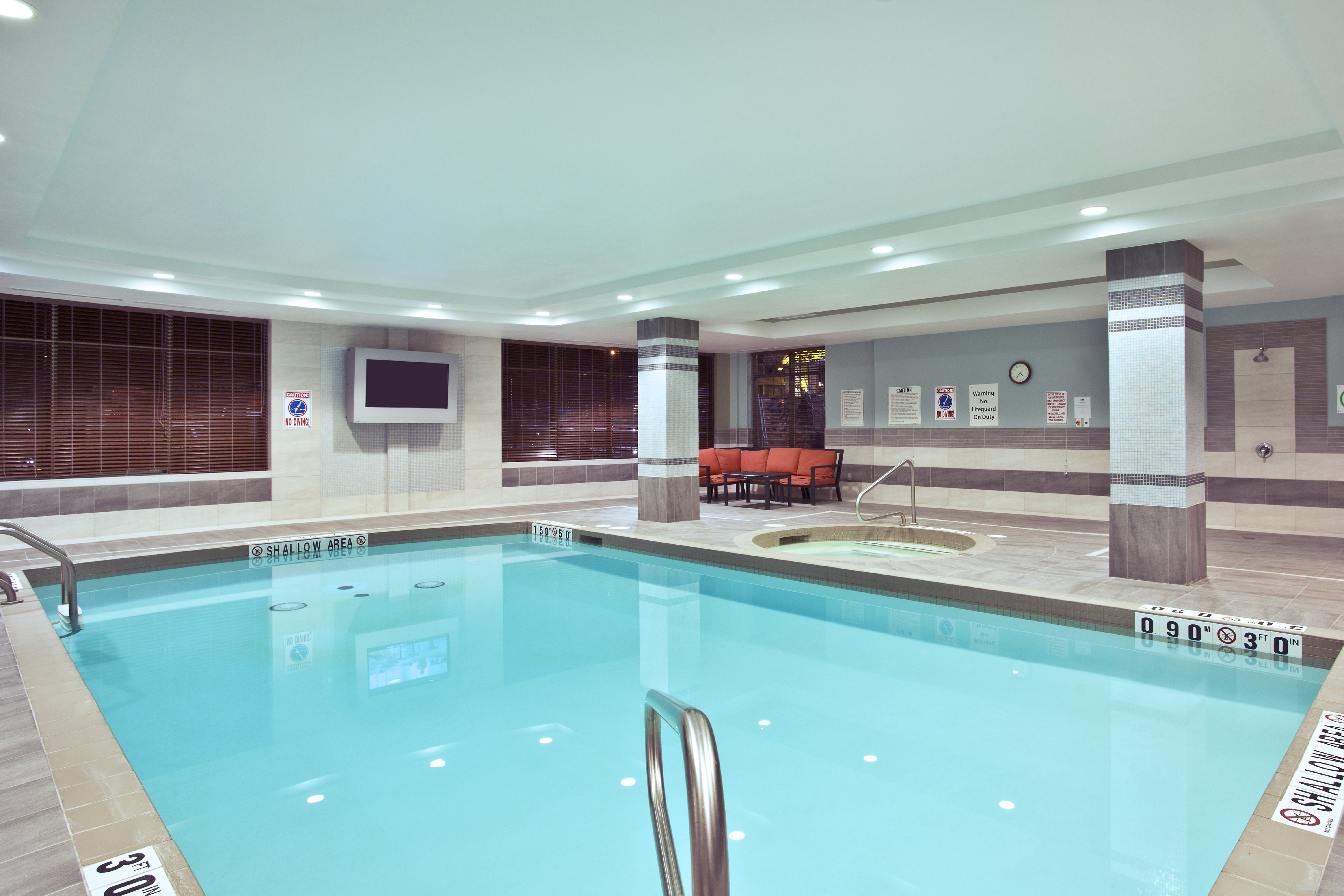 Holiday Inn Express Hotel Suites Kingston 40/72