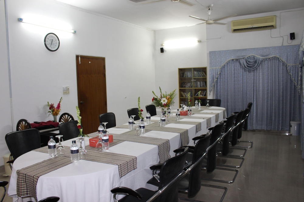 Hotel Aristocrat Inn 41/51