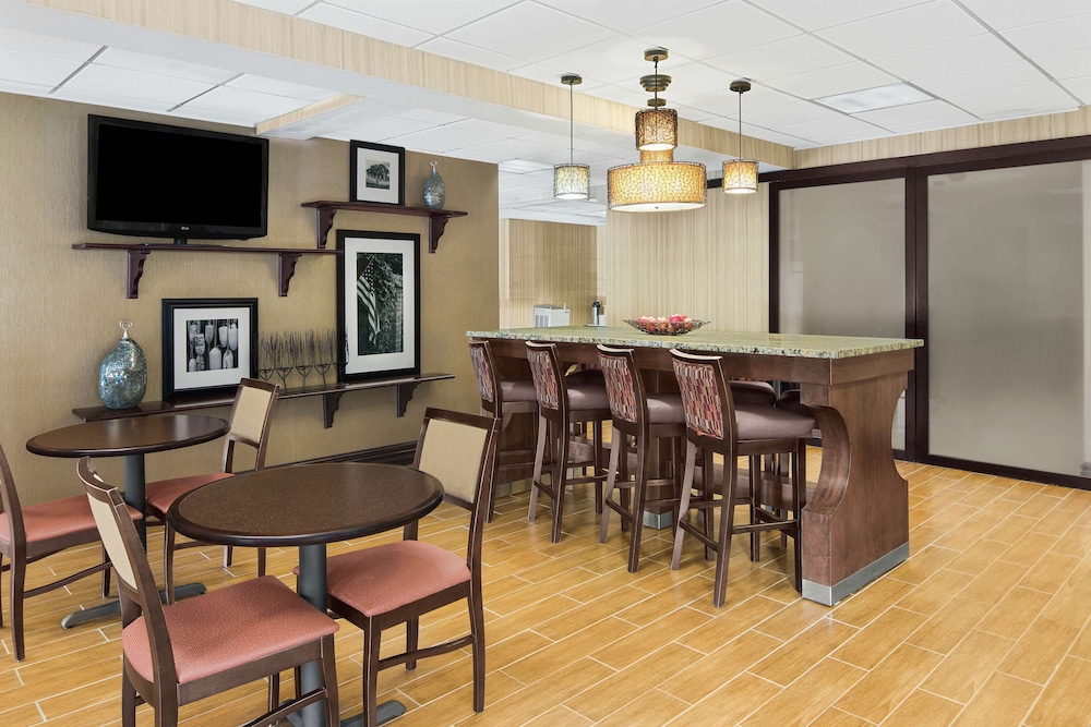 Hampton Inn Commerce 33/37