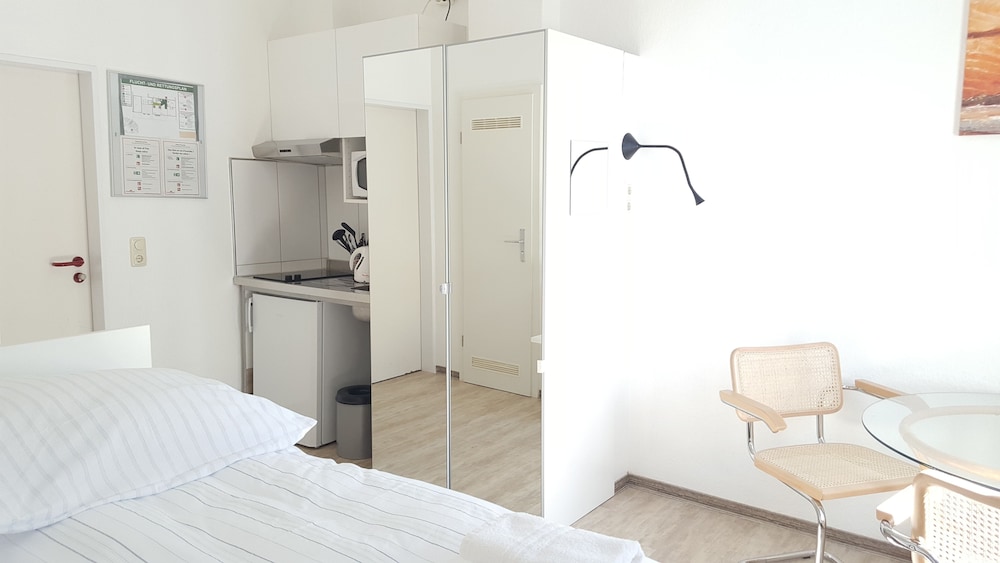 B & L Hostel 12/50