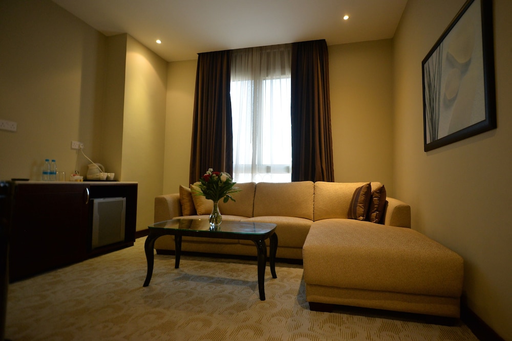 Strato Hotel By Warwick 23/28