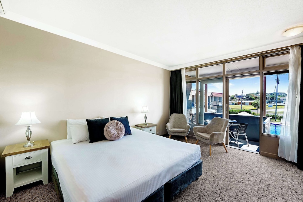 Standard, King Bed, Street View