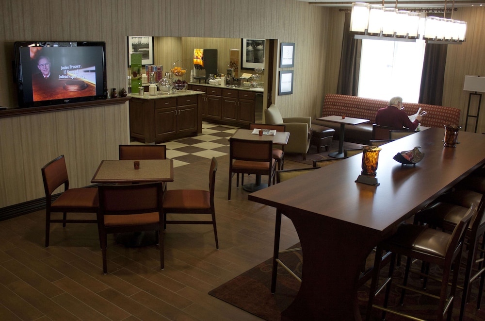 Hampton Inn Burlington, WI 44/58
