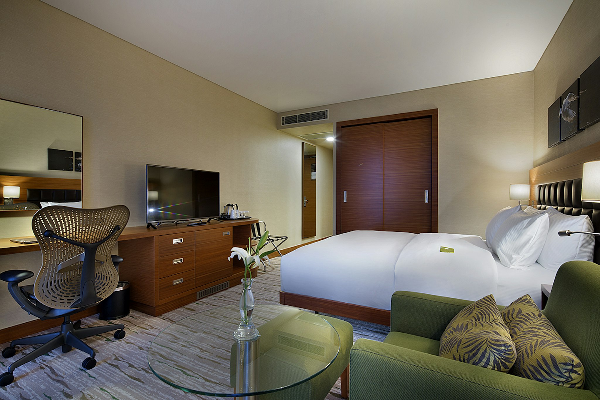 GUEST ROOM, KING BED