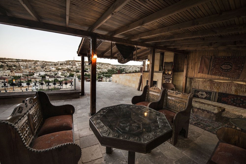 Vineyard Cave Hotel 79/98