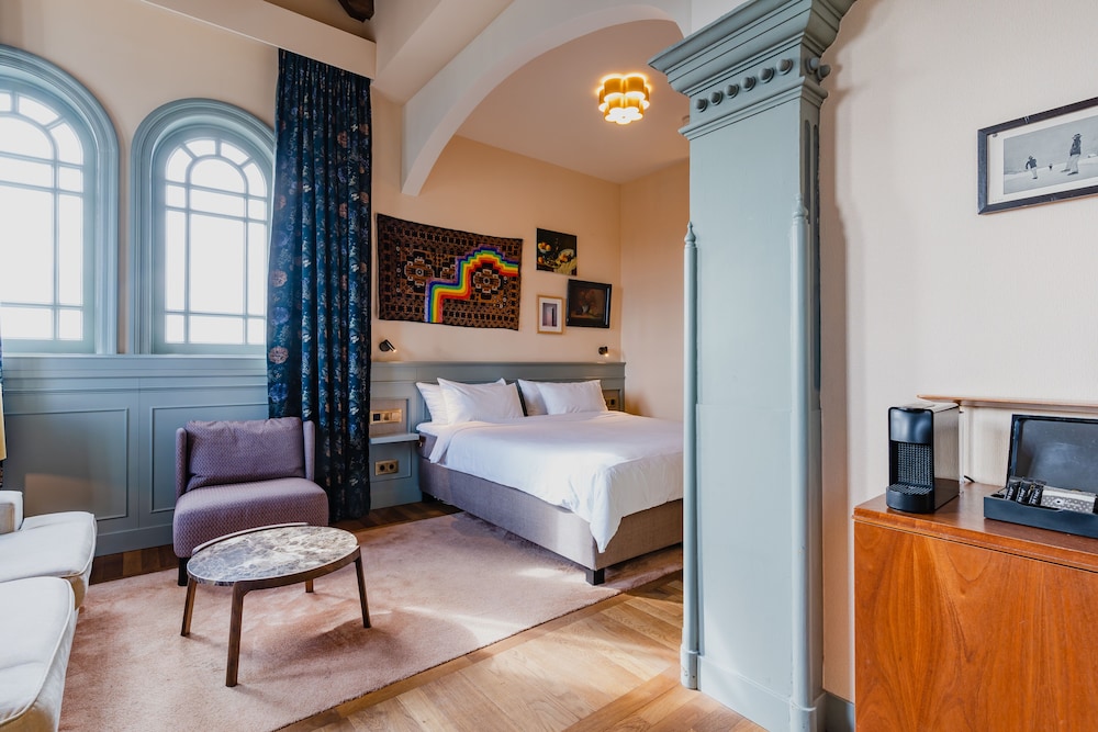 Honeymoon, Suite, King Bed, Hotel Mercier 4/10