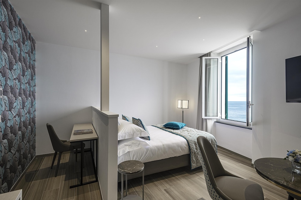 Comfort, Queen Bed, Sea View