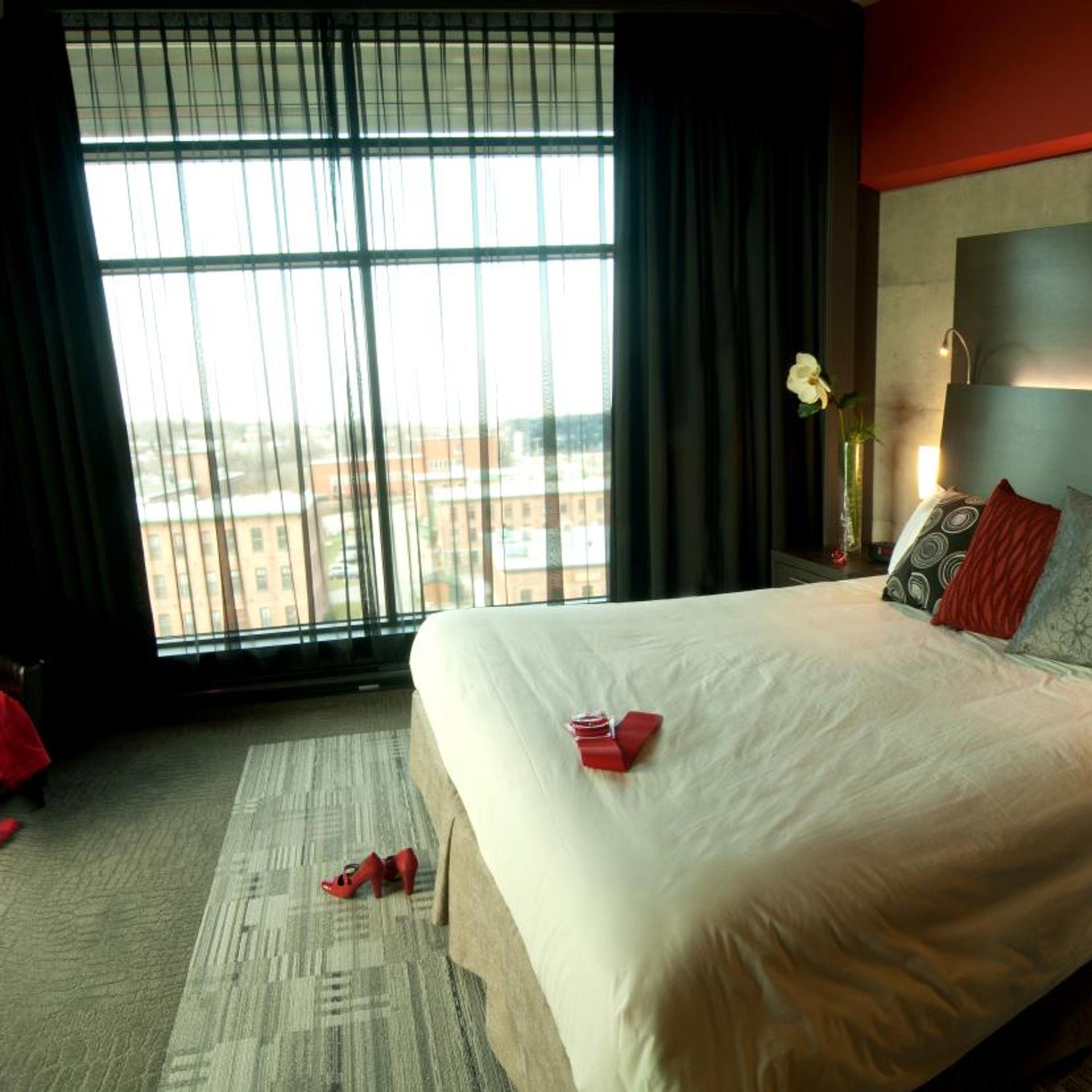 شقة بسرير كينج بإطلالة على البحيرة بغرفتي نوم، Grand Times Hotel Sherbrooke 2/6