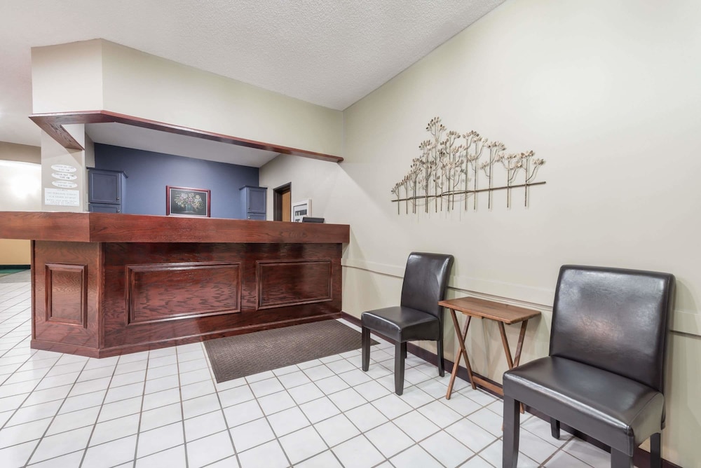 Super 8 by Wyndham Bloomington University Area 8/41