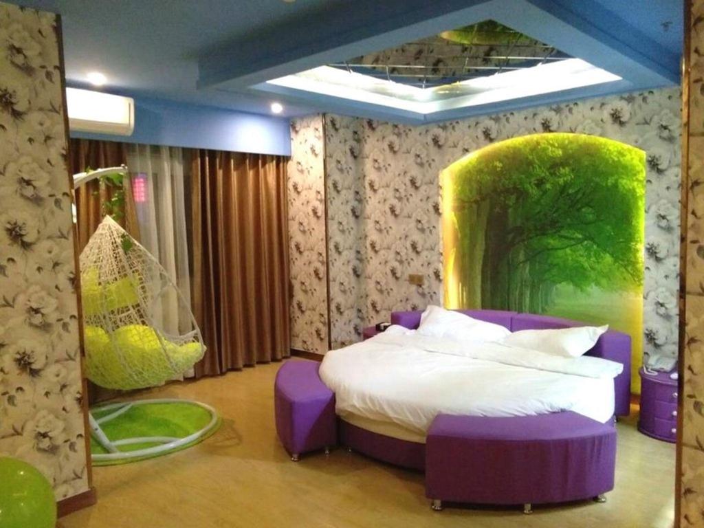 Feature, Round Bed, Queen Bed