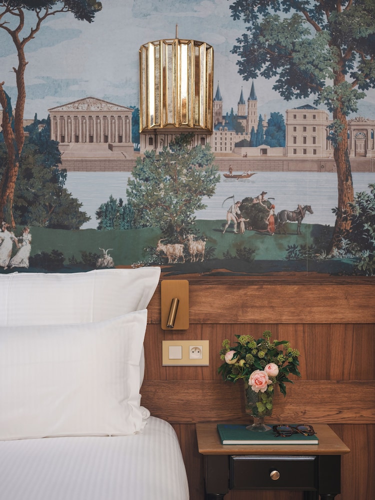 Hotel De Senlis 13/52