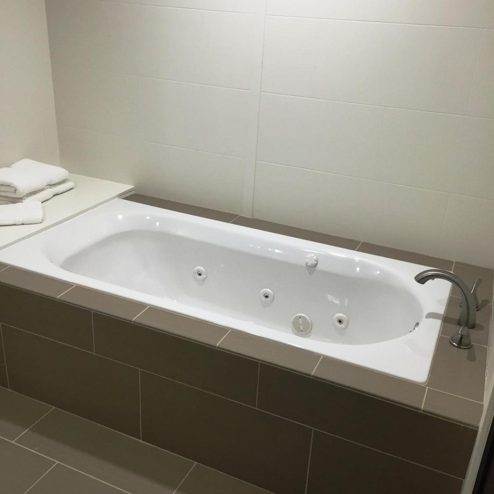 جناح بسرير كينج بحوض جاكوزي، Comfort Suites West Omaha, NE 3/4