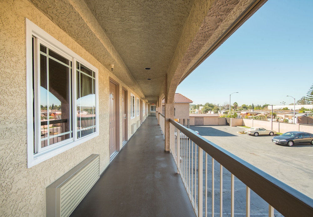 Industry Inn Amp Suites 4/60