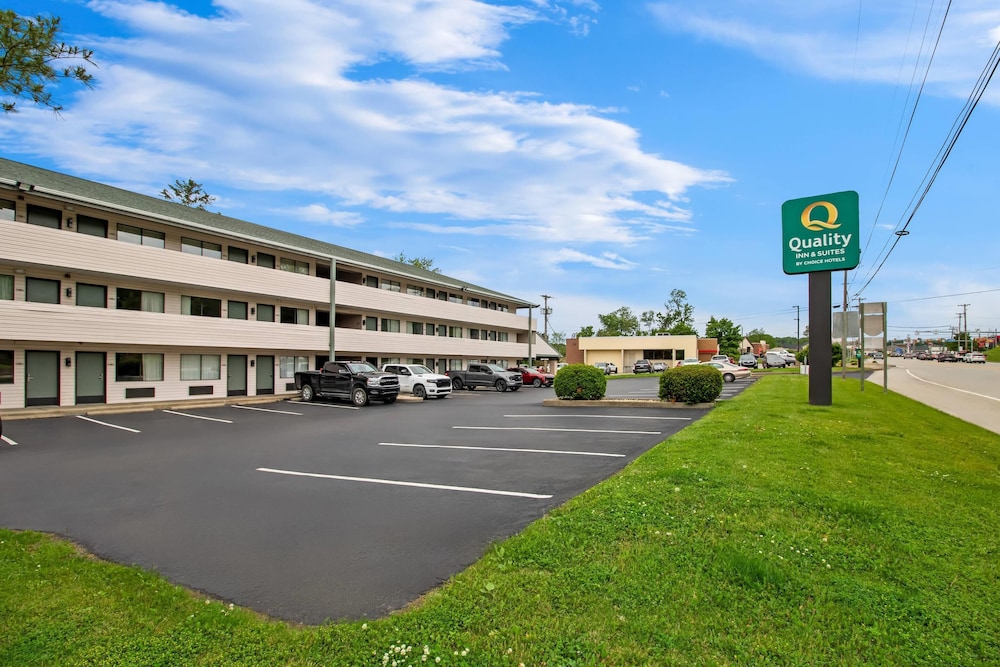 Quality Inn & Suites Gibsonia - Pittsburgh North PA 65/68