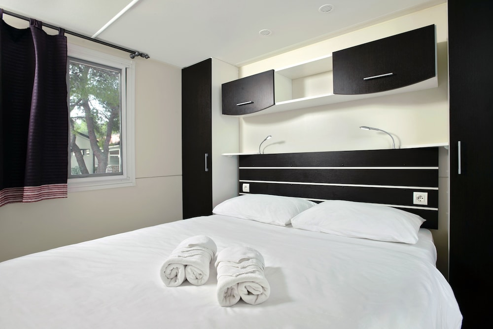 Mobile Home, Standard, Twin Beds, Sofa