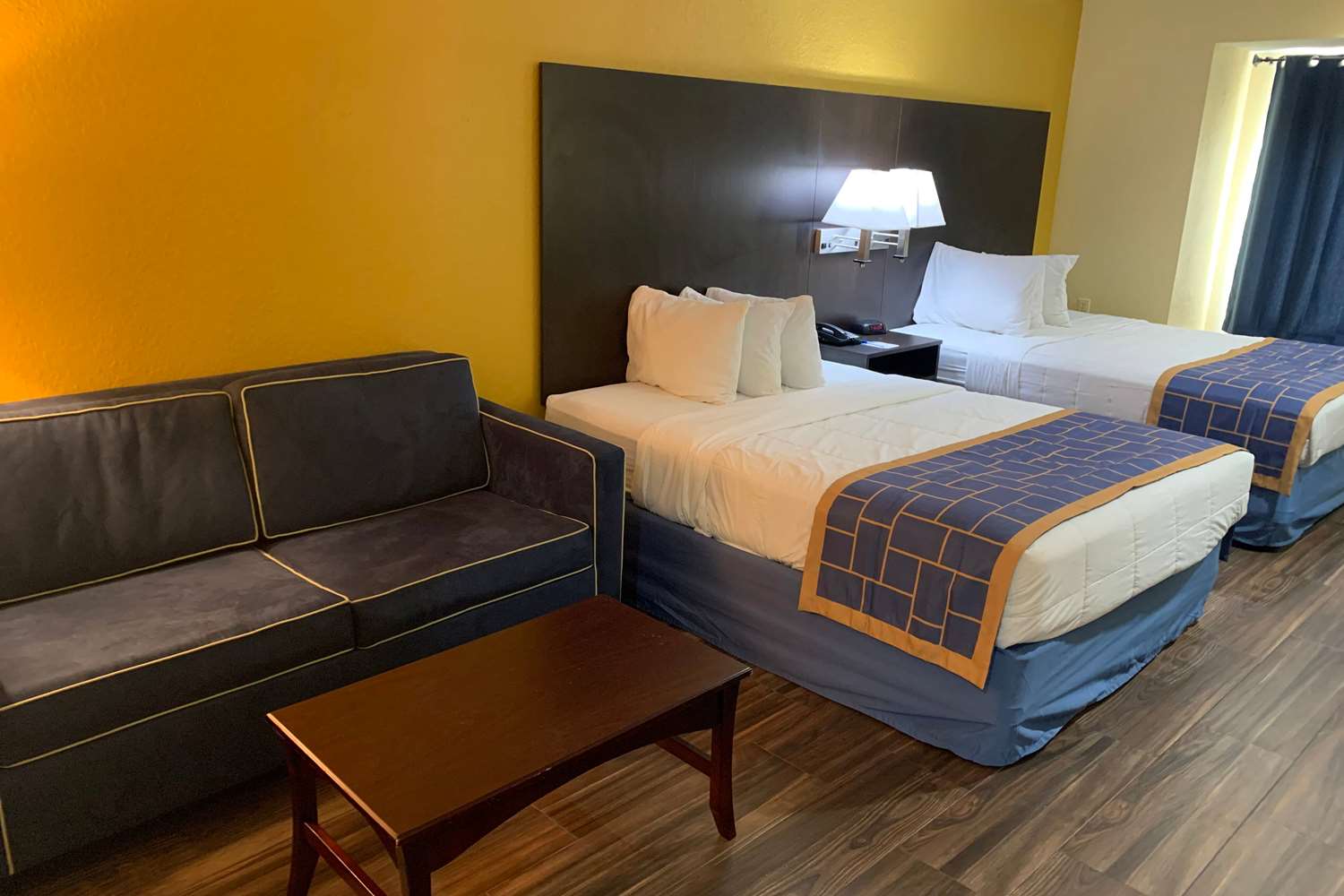 Days Inn And Suites By Wyndham Tampa Raymond James Stadium 23/51