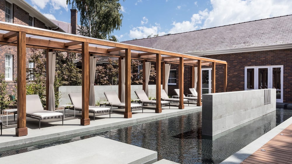 Brassey Hotel in CANBERRA