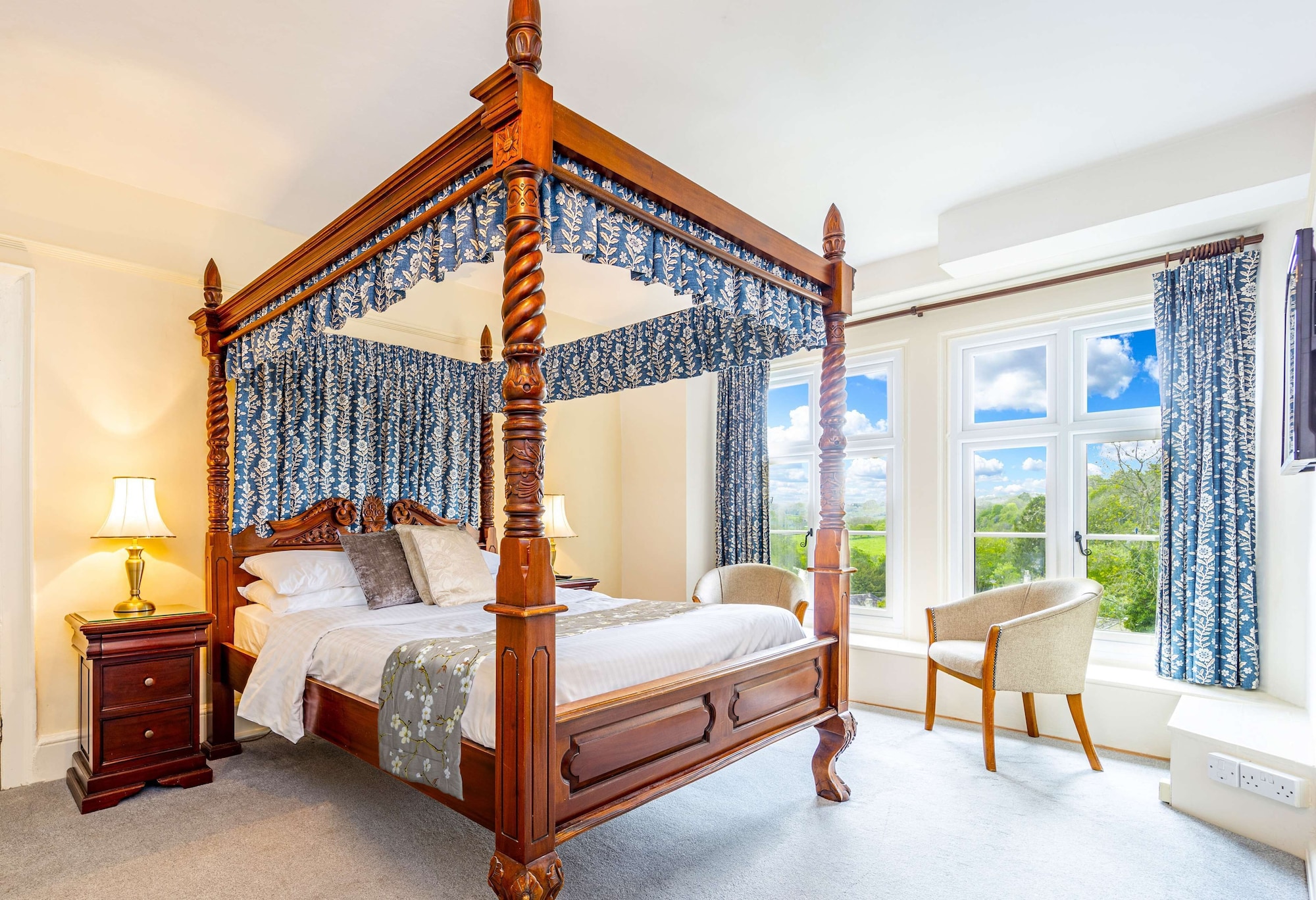 COMFORT, TWIN BEDS