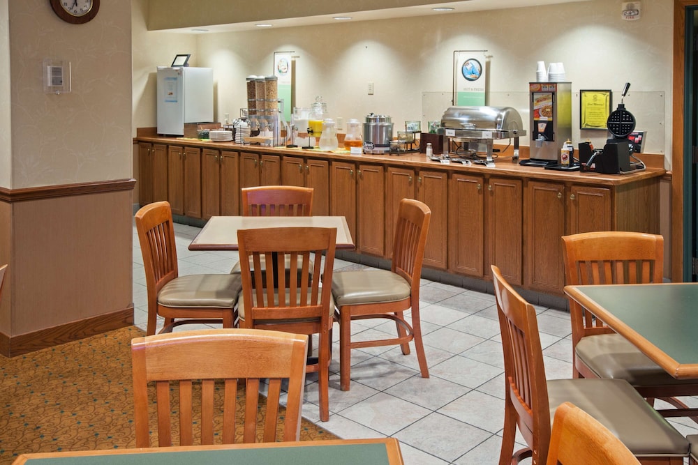 Country Inn & Suites By Radisson Lansing MI 34/42