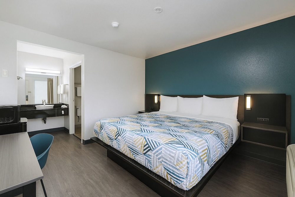 Motel6 Westminster, CA - North 19/60