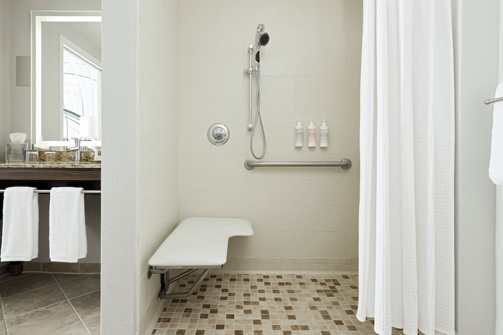 Grand, Suite, King Bed, Den, Accessible، Archer Hotel Falls Church 5/8