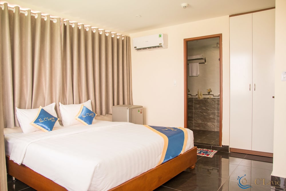 LUXURY, QUEEN BED, CITY VIEW