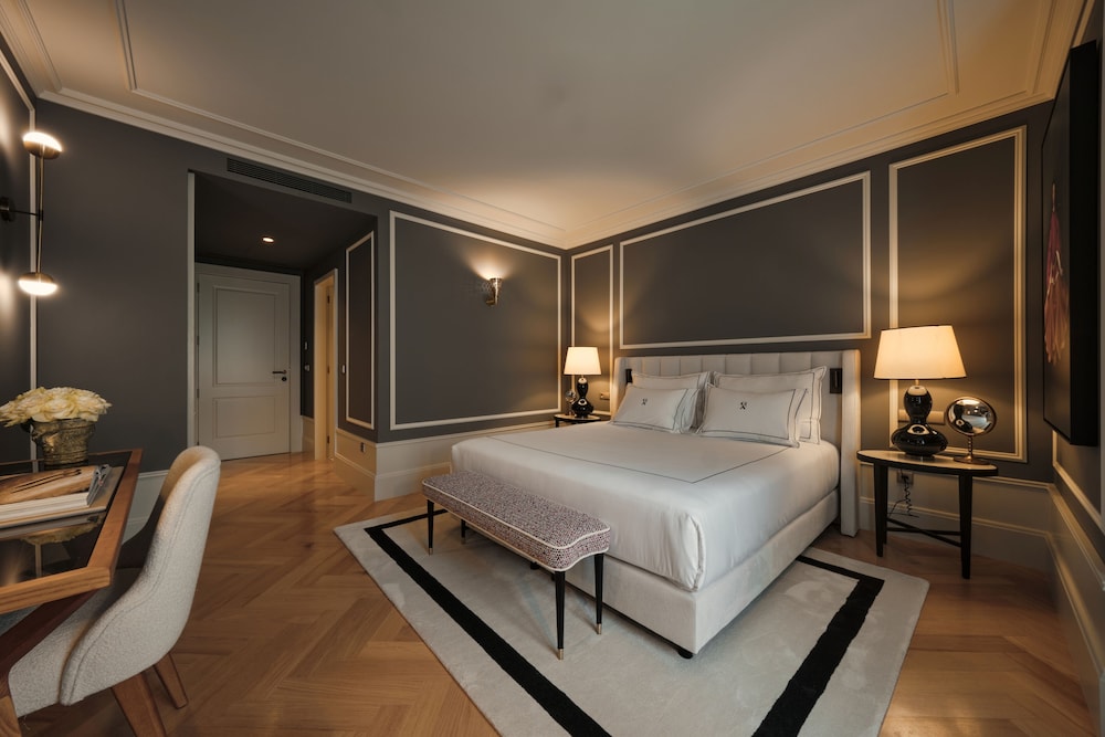DELUXE, DOUBLE OR TWIN BED