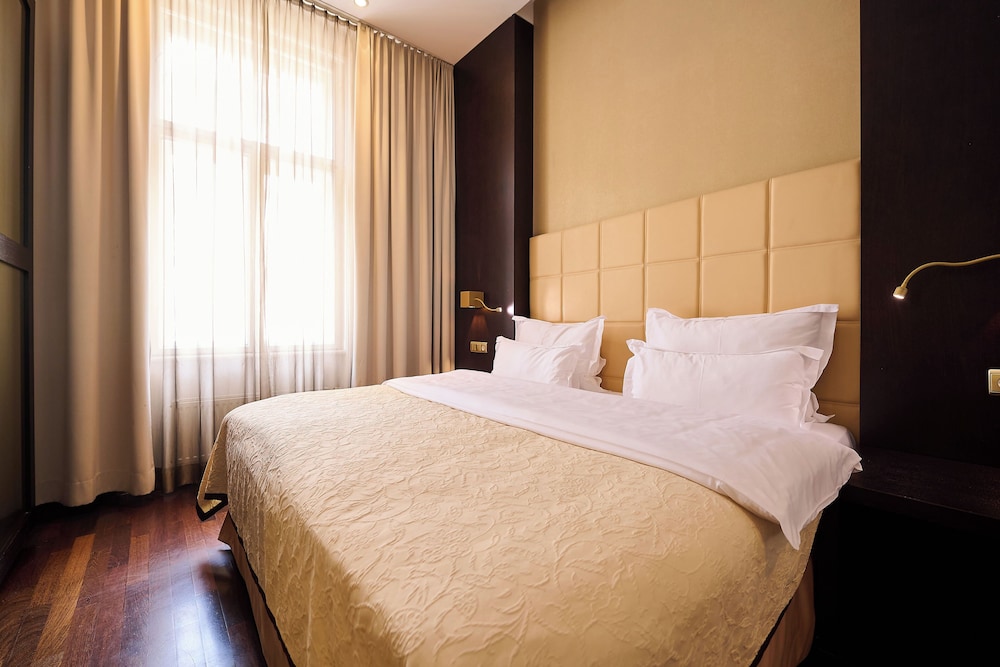 JUNIOR SUITE, KING BED