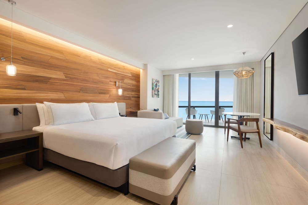 GUEST ROOM, KING BED, OCEAN VIEW, HIGH FLOOR