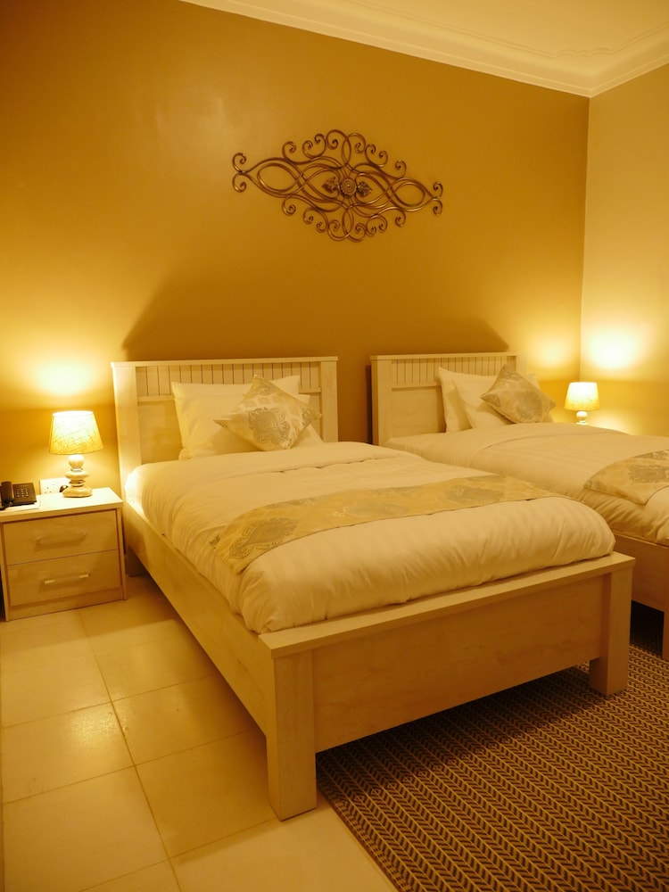 DELUXE, DOUBLE OR TWIN BED
