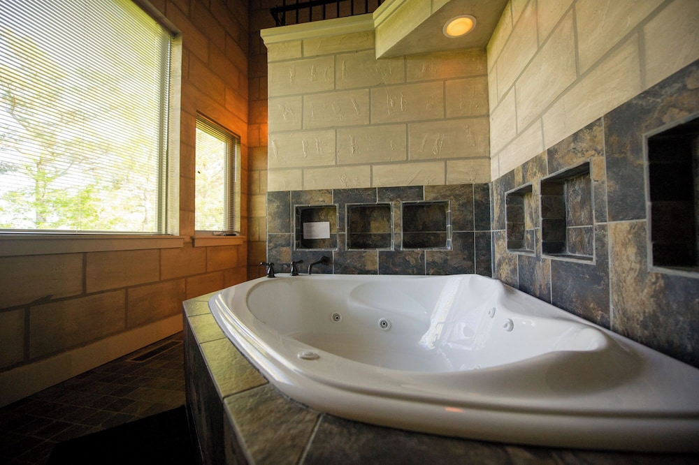 Eureka Springs Treehouses, Hobbit Caves &amp; Castles 49/52