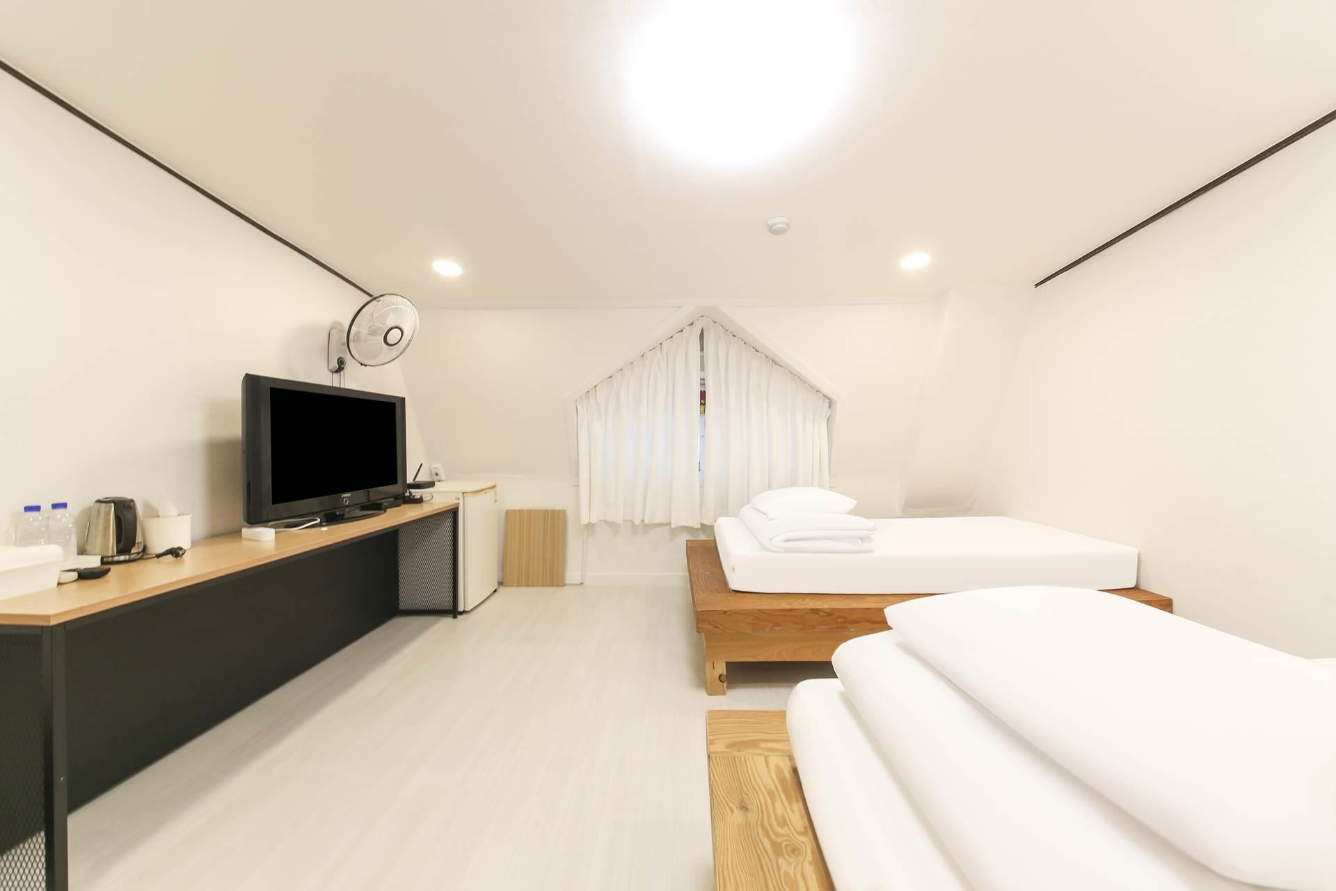 Type B, Standard, Twin Beds