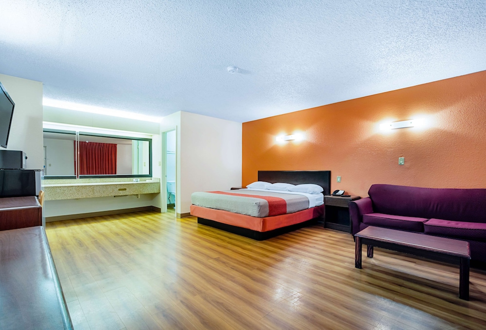 غرفة ديلوكس بسرير كينج مع أريكة، Motel6 Covington, TN 3/7