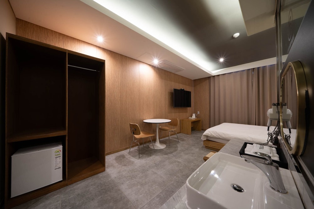 Brown-Dot Hotel Daegu Hyukshin Doshi 35/50