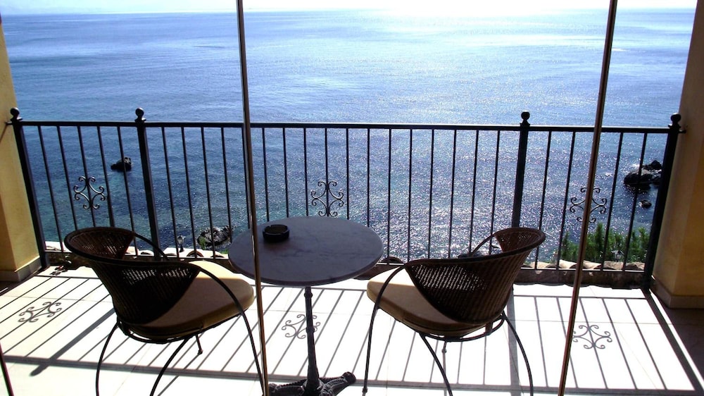 9 Muses Sea View Studios 62/75
